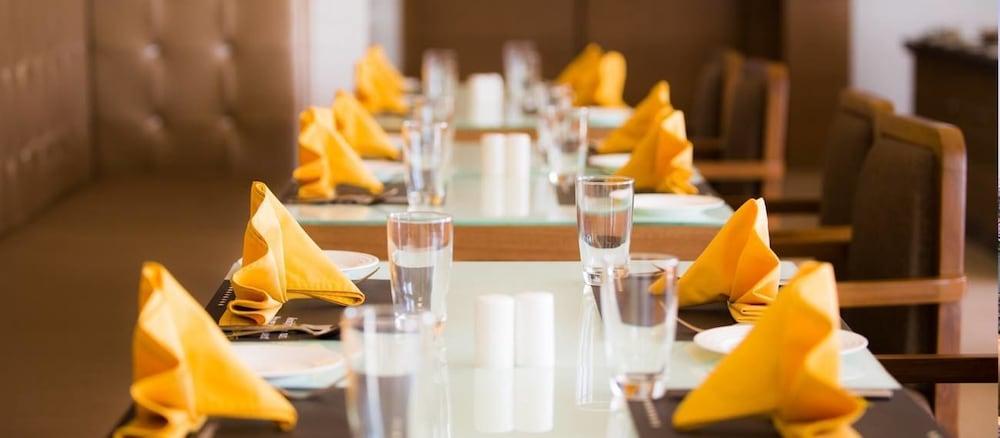 Regenta Central Grand Exotica Pimpri-Chinchwad Extérieur photo