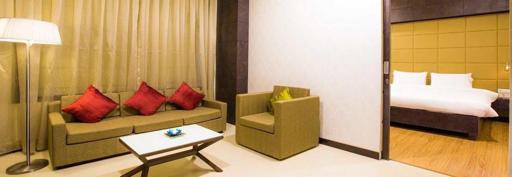 Regenta Central Grand Exotica Pimpri-Chinchwad Extérieur photo