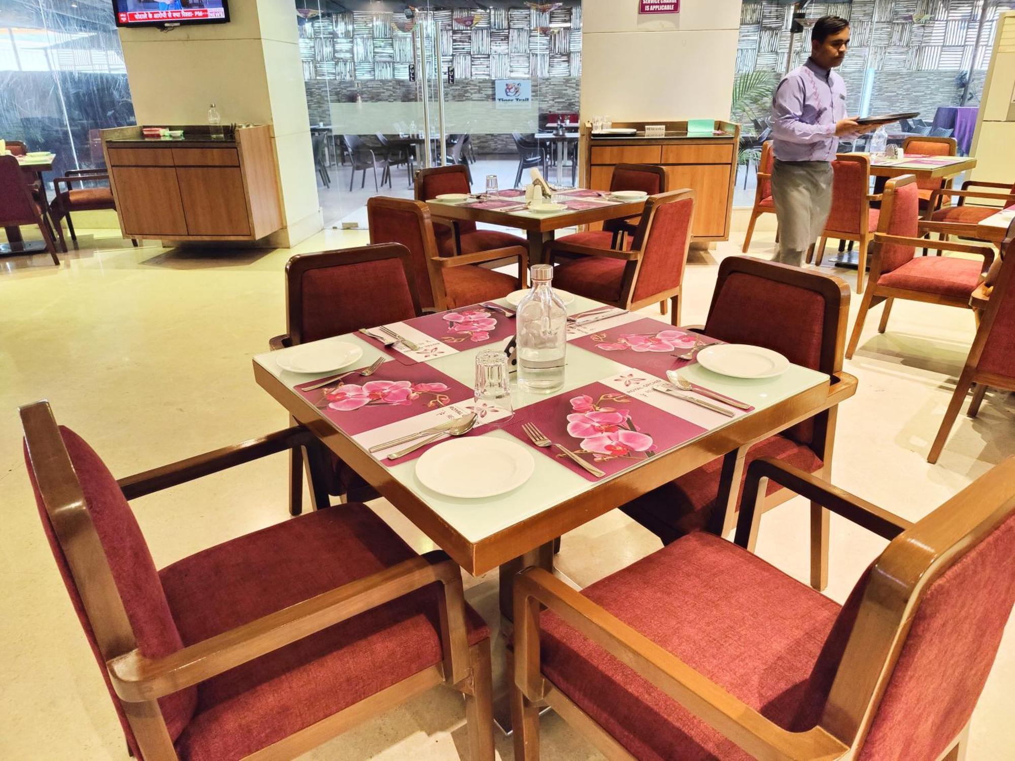 Regenta Central Grand Exotica Pimpri-Chinchwad Extérieur photo