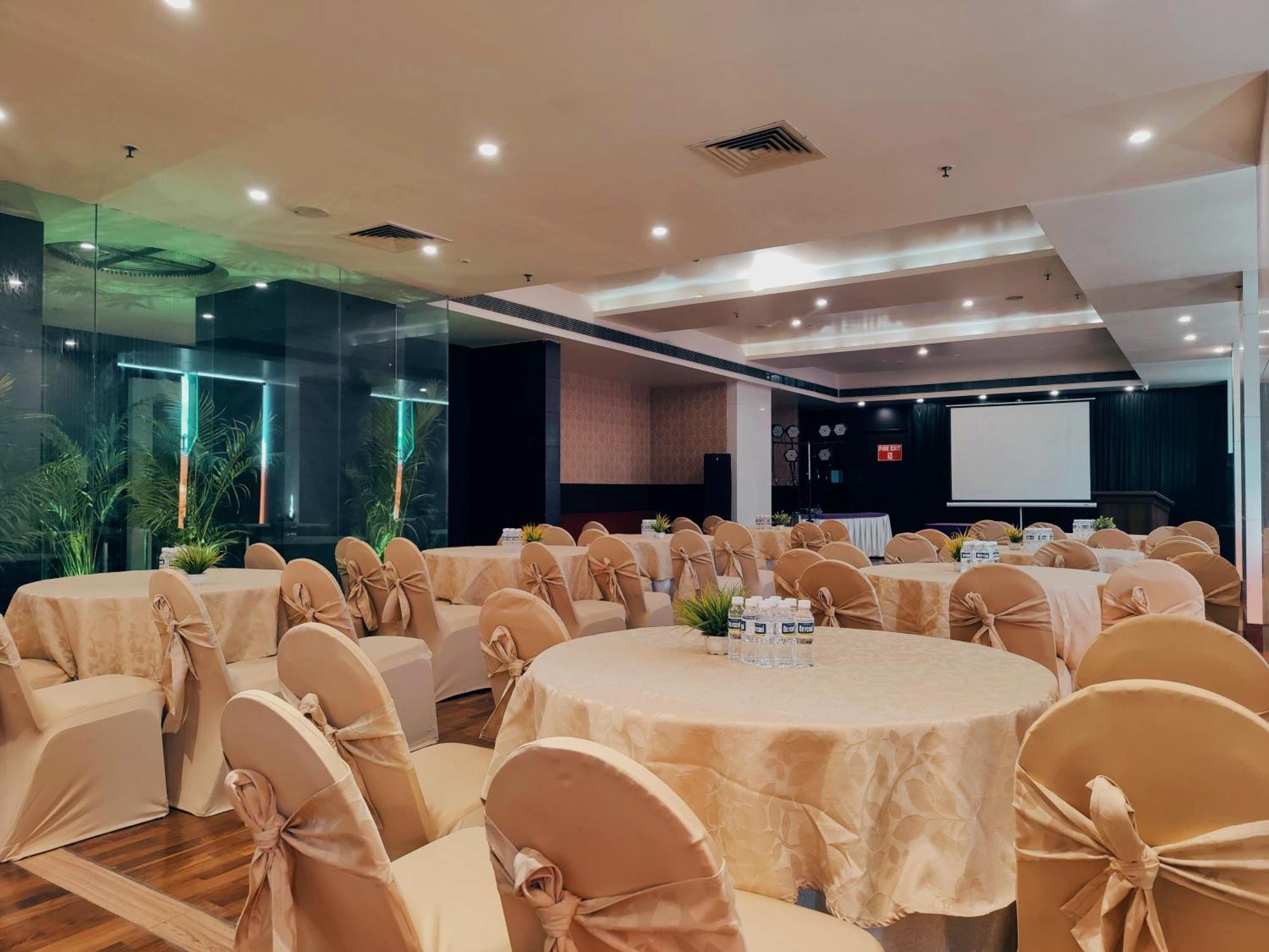 Regenta Central Grand Exotica Pimpri-Chinchwad Extérieur photo