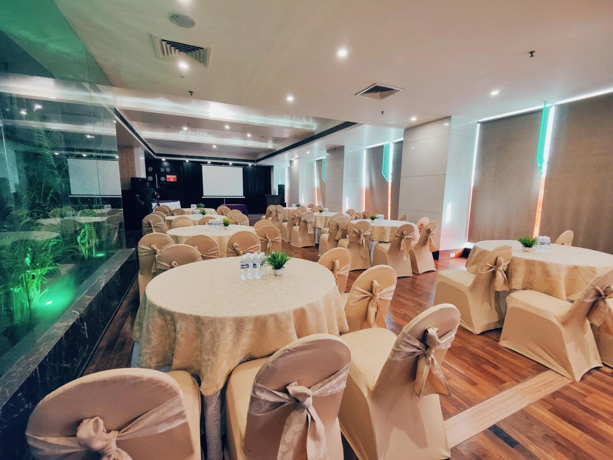 Regenta Central Grand Exotica Pimpri-Chinchwad Extérieur photo